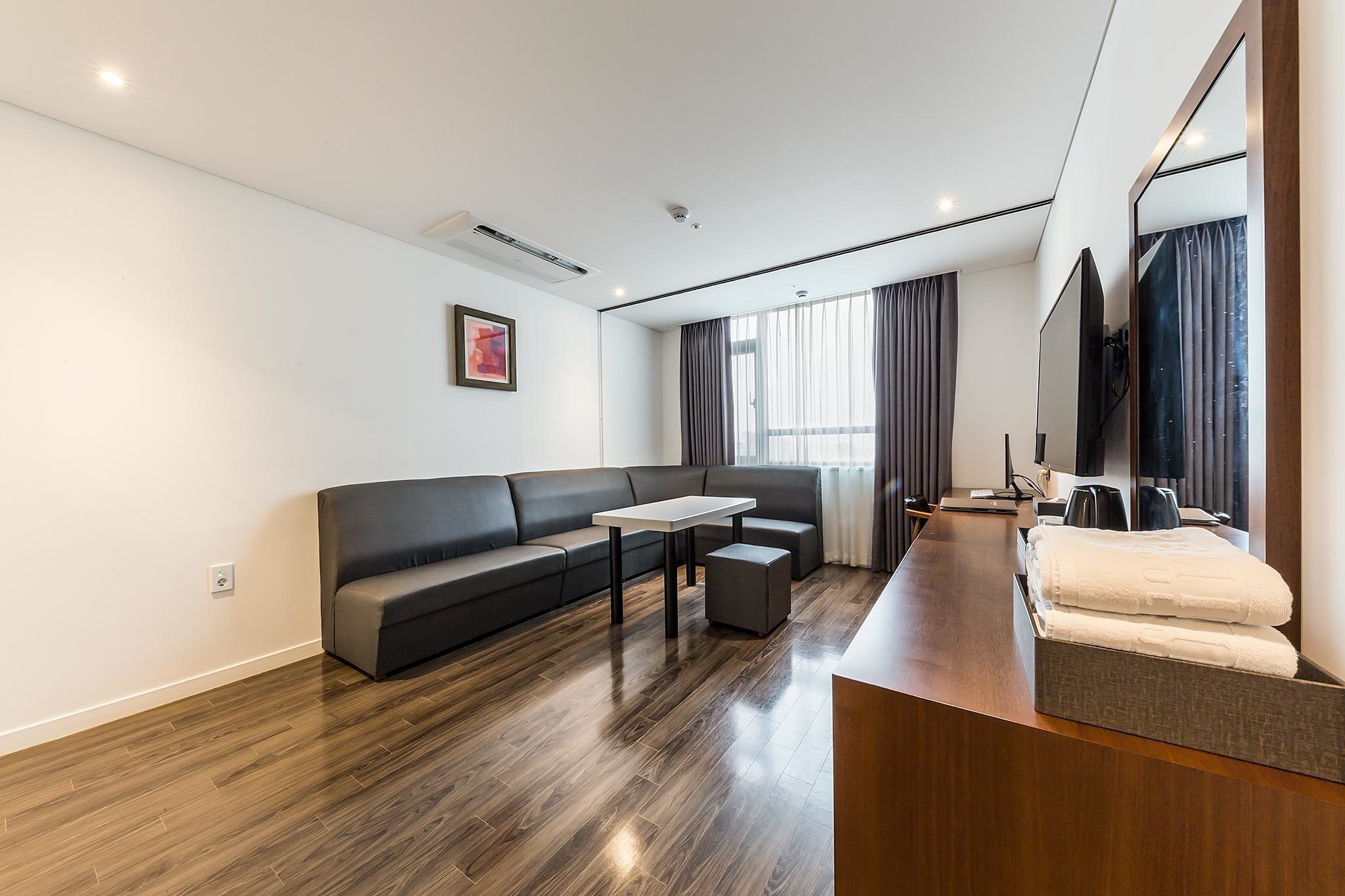 studio suite (b type) | living area | led tv