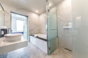 Penthouse (A Type) | Bathroom | Free toiletries, hair dryer, slippers, towels - CS Premier Hotel Seoul (Seoul)