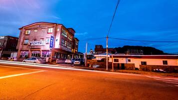 Fachada da propriedade à noite