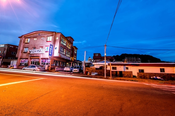 Façana frontal de l'allotjament (vespre/nit)