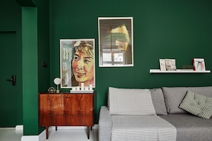 Studio (King with Sofa Bed) | Décor unique, ameublement unique, fer et planche à repasser