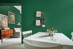 Studio (King with Sofa Bed) | Repas dans la chambre