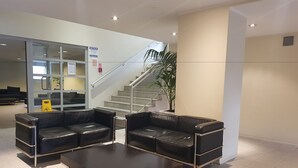 Lobby sitting area - Cosy Two Bedroom High Rise (Auckland)