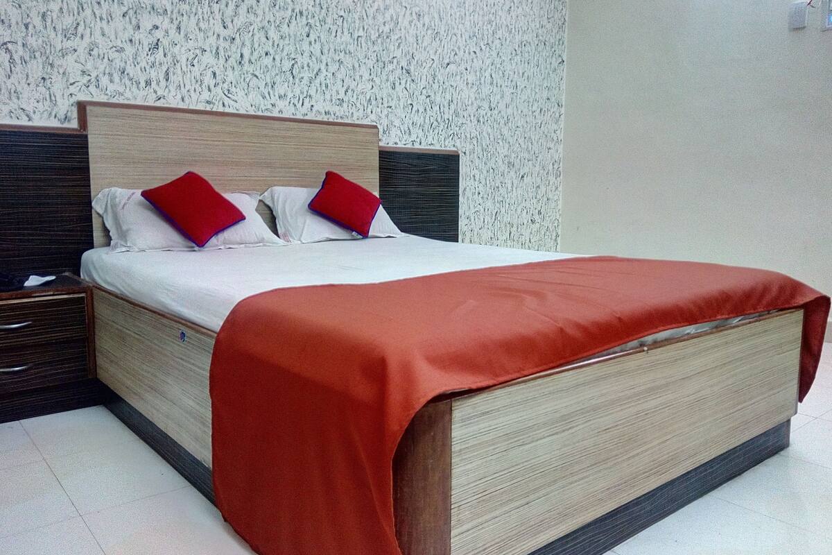 Deluxe Room, 1 Double Bed, City View | Rollaway beds, free WiFi