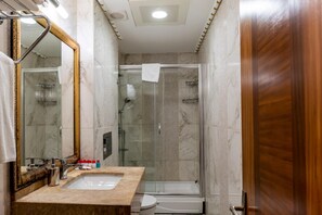 Kamar mandi | Perlengkapan mandi gratis, pengering rambut, sandal, dan handuk