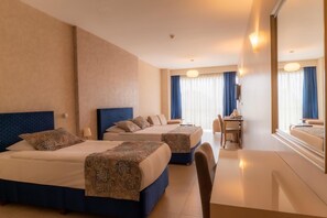 Minibar, brankas, meja kerja, dan Wi-Fi gratis
