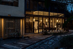 3 restaurantes, se sirve desayuno