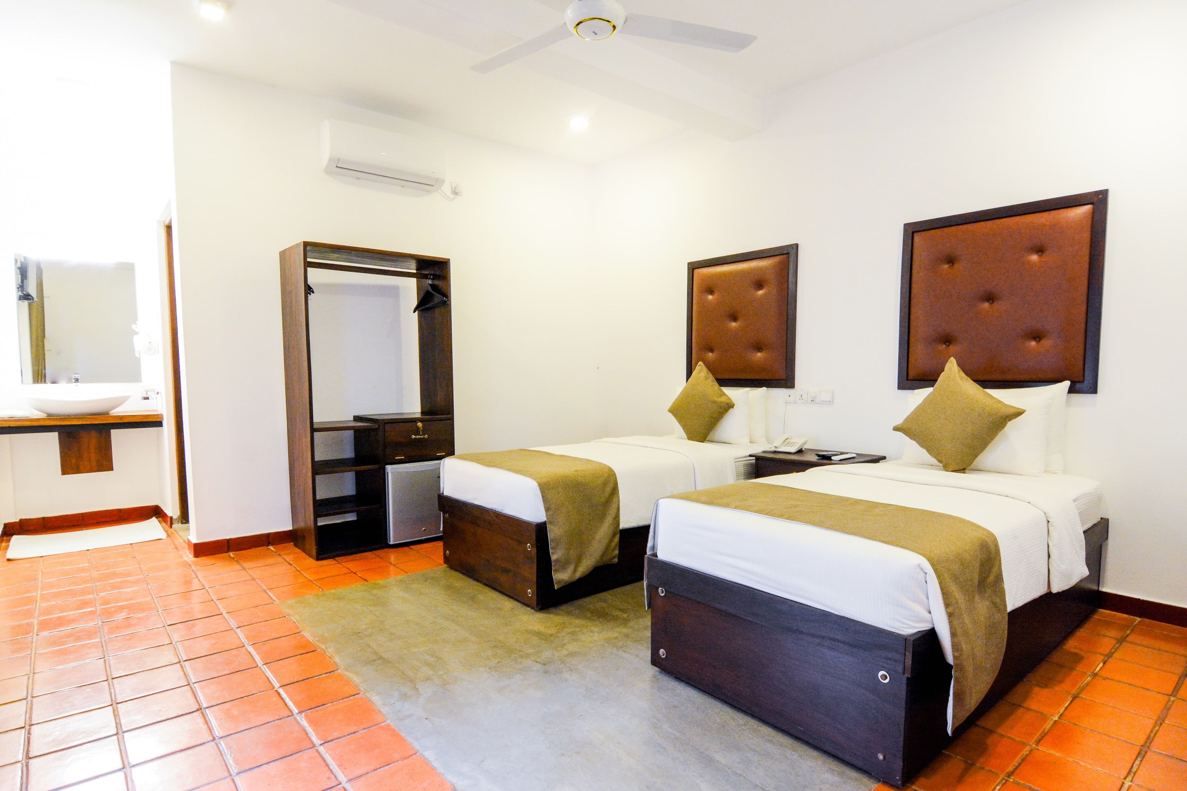 Quarto duplo luxo, 2 camas de solteiro, suíte | Escrivaninha, Wi-Fi de cortesia