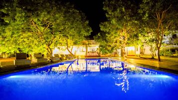 Piscina externa, piscina infinita