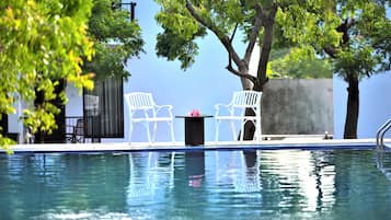 Outdoor pool, an infinity pool