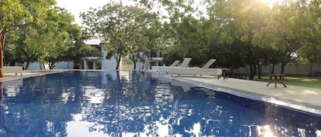 Una piscina al aire libre, una piscina infinita