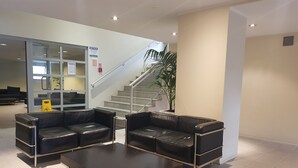 Coin salon dans le hall
