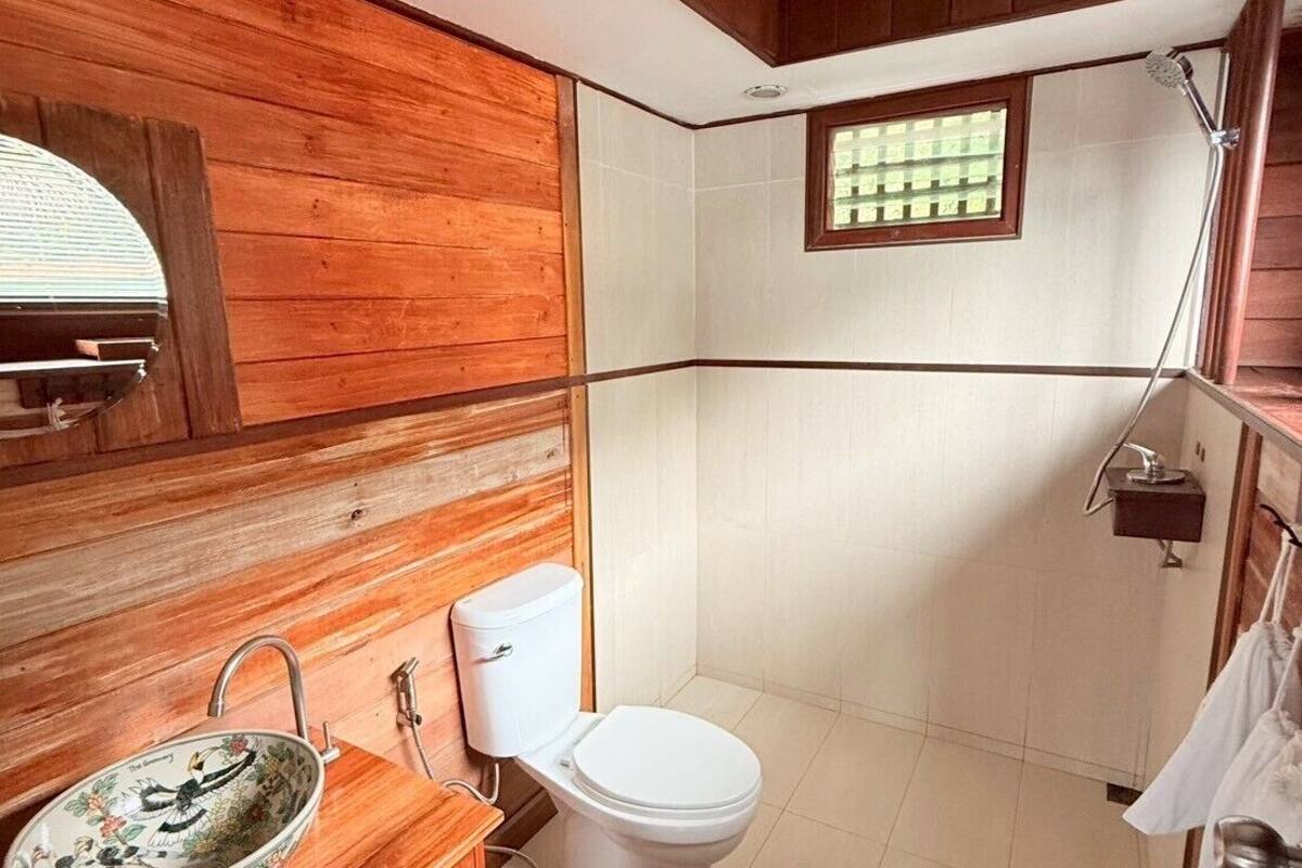 superior double or twin room, 1 bedroom, non smoking, lake view | bathroom | shower, rainfall showerhead, free toiletries, hair dryer