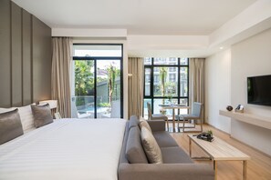 Rom – deluxe, bassengutsikt | Oppholdsområde | En 32-tommers TV med kabel-kanaler