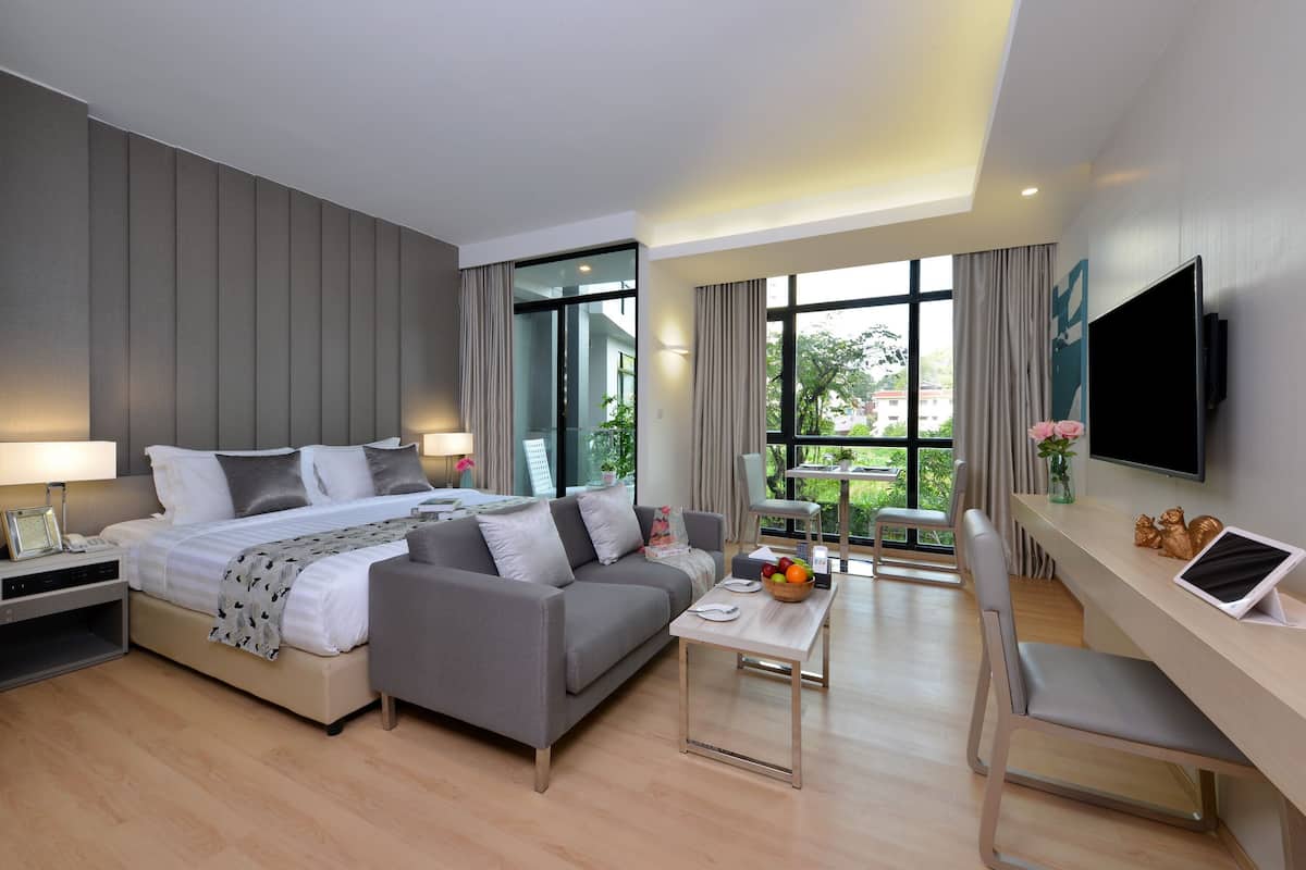 Deluxe Pool View Room (Twin) | 1 slaapkamer, een minibar, een kluis op de kamer, een bureau