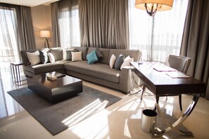 42-inch LCD TV with satellite channels, TV - The House Boutique Suites (Amman)