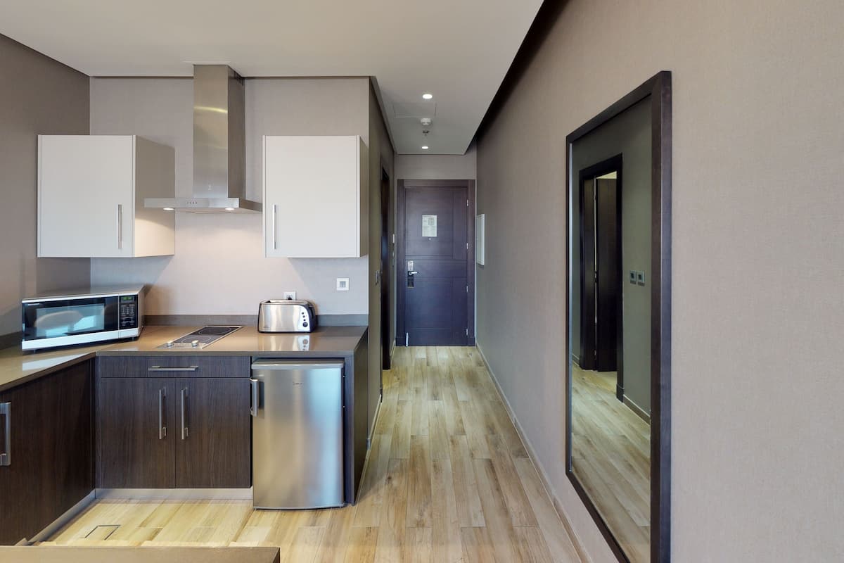 fridge, microwave, stovetop, coffee/tea maker