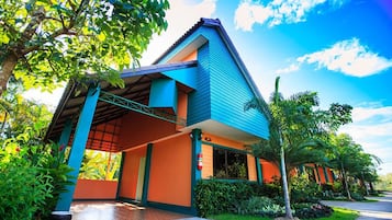 Standard Twin Room | Desk, iron/ironing board, free WiFi