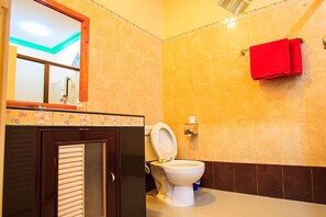 Standard Twin Room | Bathroom | Shower, free toiletries, hair dryer, bidet - Pailin Resort (Trat)