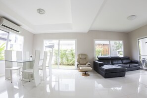 Lobby lounge - Maximum Land & House with WiFi (Udon Thani)