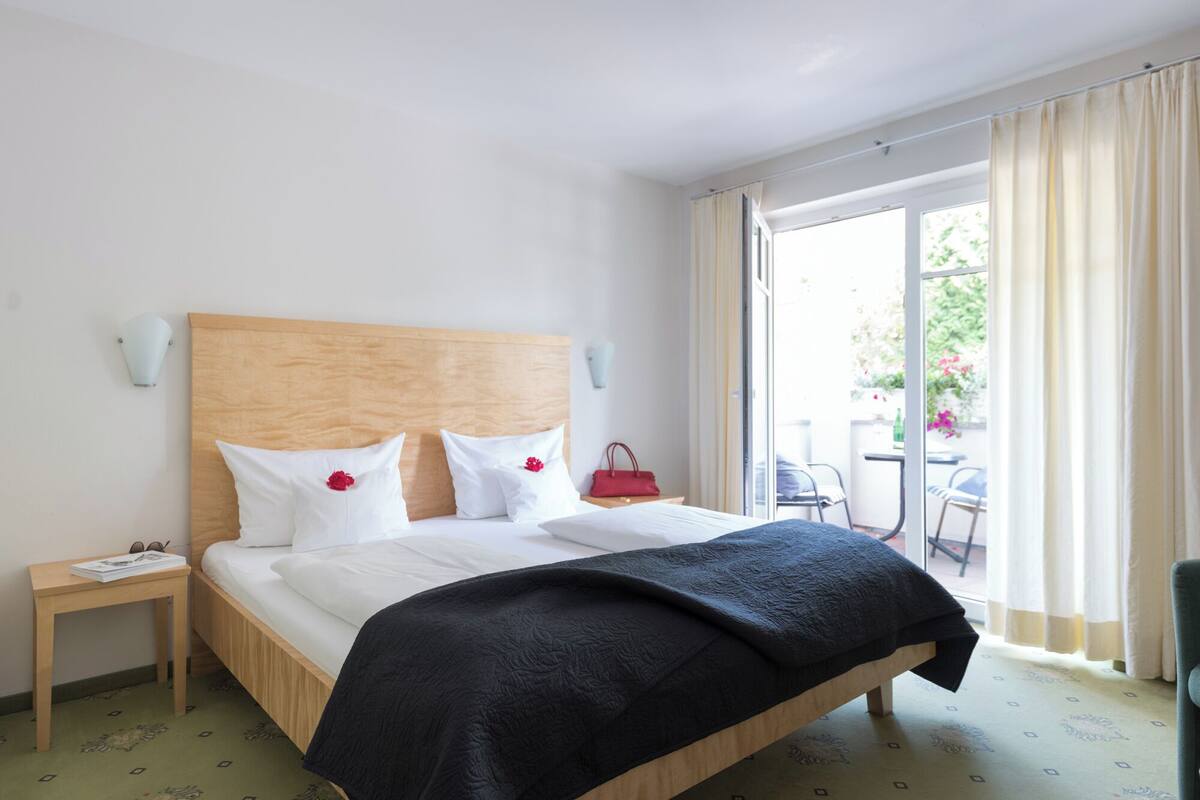 Classic Comfort Doppelzimmer mit Balkon oder Terrasse | 低過敏寢具、客房內保險箱、免費無線上網、床單