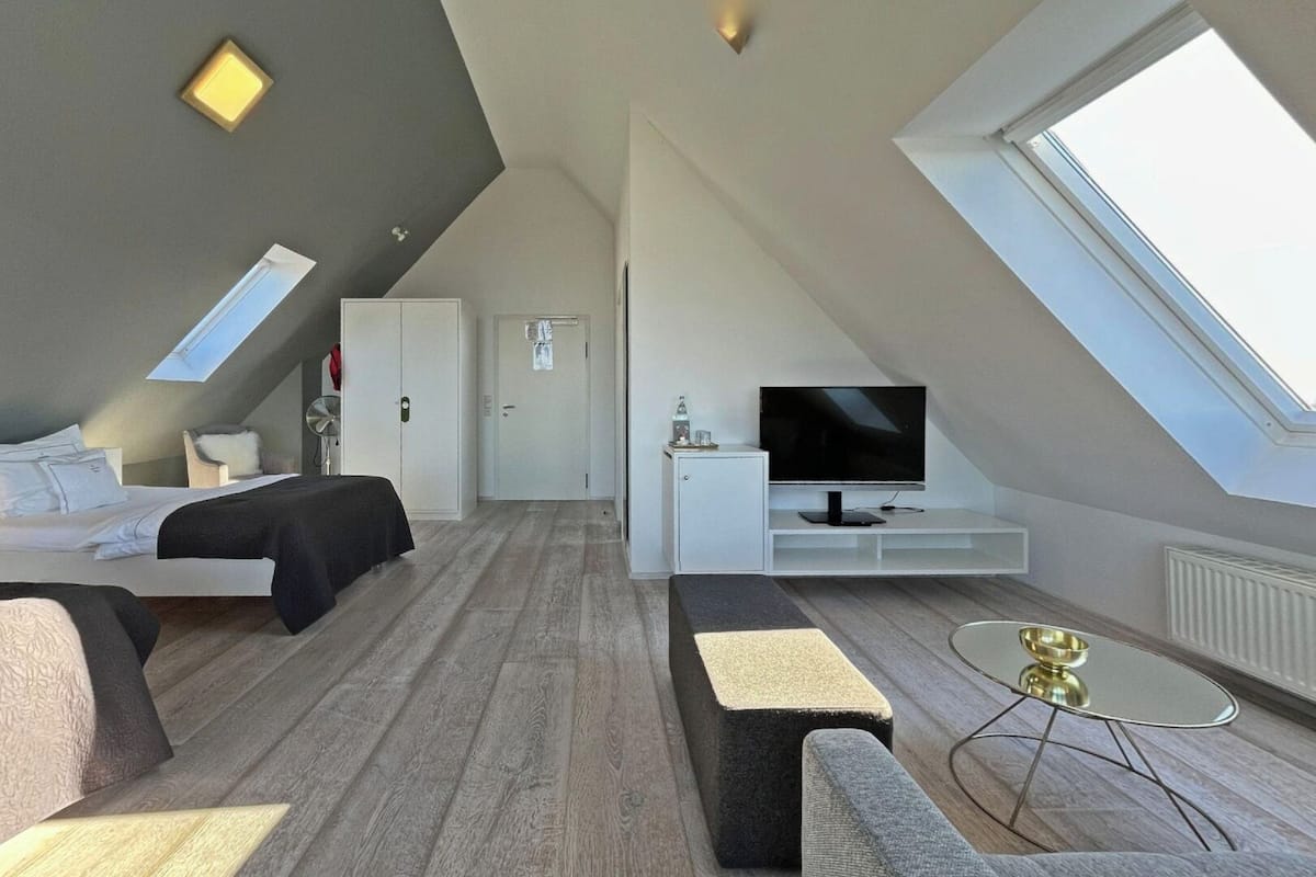 Junior-Studiosuite mit Balkon und Seeblick | 1 camera, biancheria da letto ipoallergenica, una cassaforte in camera