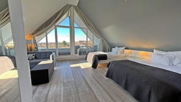 Junior-Studiosuite mit Balkon und Seeblick | Hypoallergeen beddengoed, een kluis op de kamer, gratis wifi, beddengoed