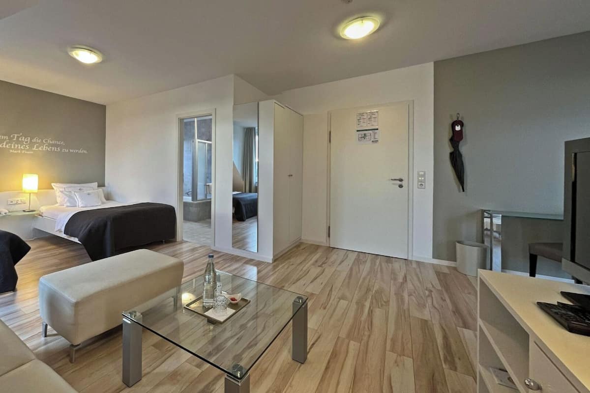 Junior-Studiosuite mit Balkon und Seeblick | 1 camera, biancheria da letto ipoallergenica, una cassaforte in camera