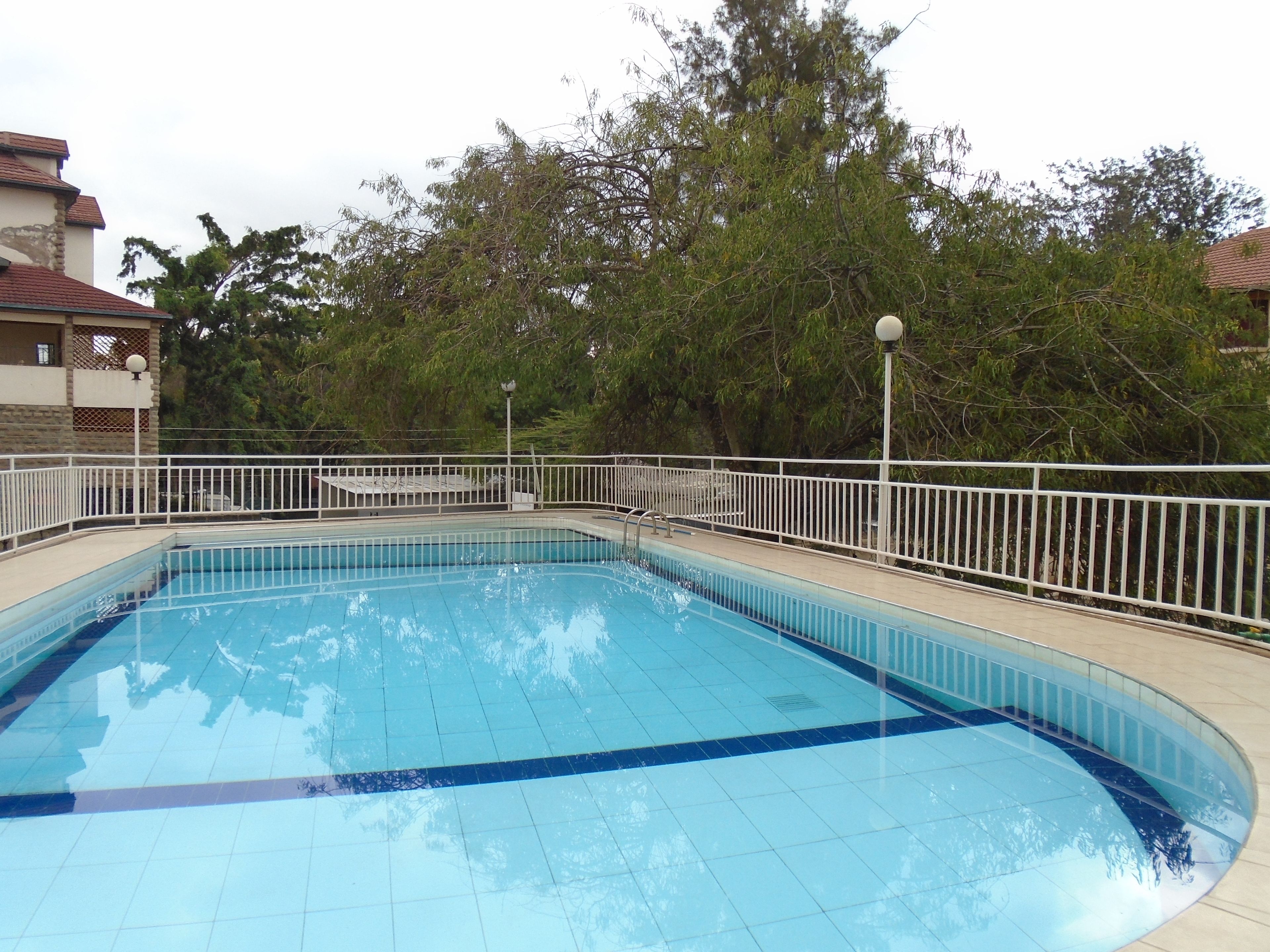 Piscine extérieure, parasols de plage, chaises longues