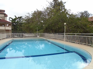 Outdoor pool, pool umbrellas, pool loungers - Tawala Homes (Nairobi)