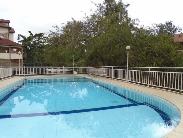 Außenpool, Sonnenschirme, Liegestühle