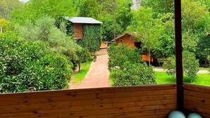 A wooden cabin with a view of a mountain and a path leading to another building. - Camlik Pansiyon - Adults Only (16+) (Kumluca)