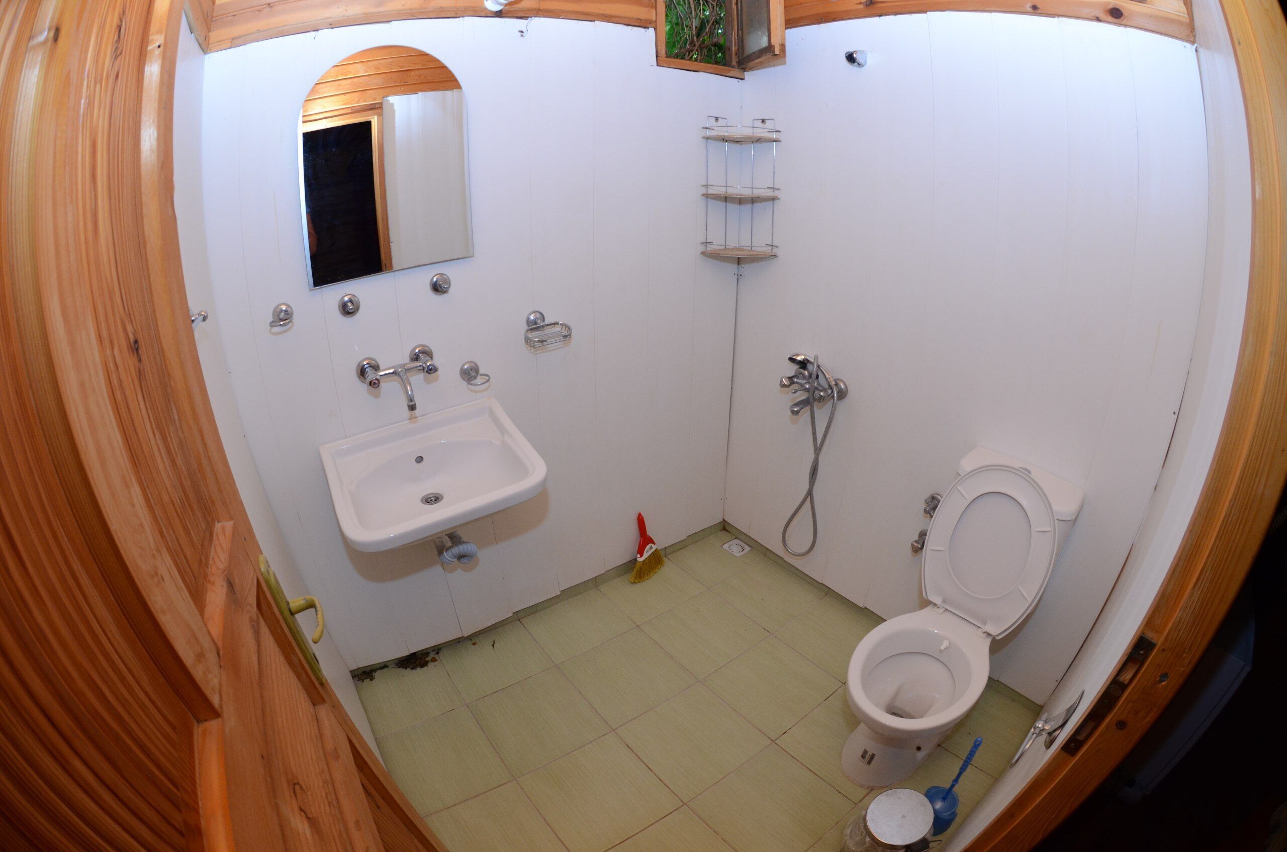 deluxe room | bathroom | shower, hair dryer, towels