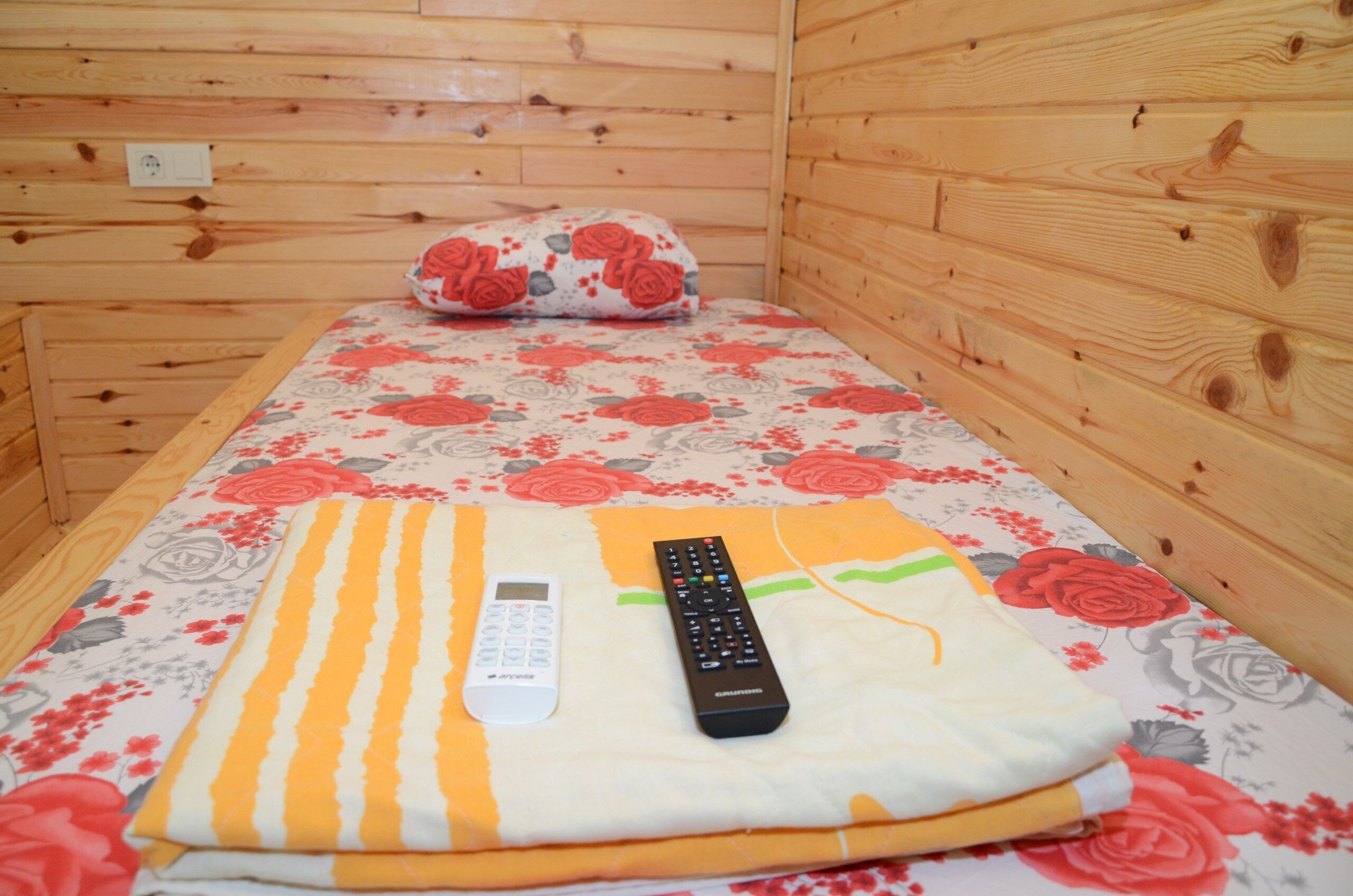 deluxe tree house | desk, free wifi, bed sheets