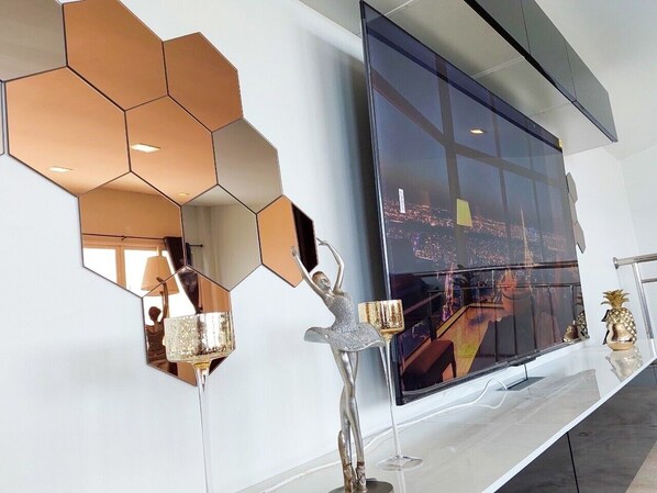 ทีวีจอแบน 75 นิ้ว พร้อมช่องดิจิตอล, ทีวี, Netflix