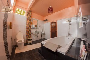 Deluxe Room 1 | Badrum | Badkar och dusch, bubbelbadkar, gratis toalettartiklar och handdukar