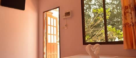 Villa, 1 habitación (4 Pax) | Escritorio y ropa de cama