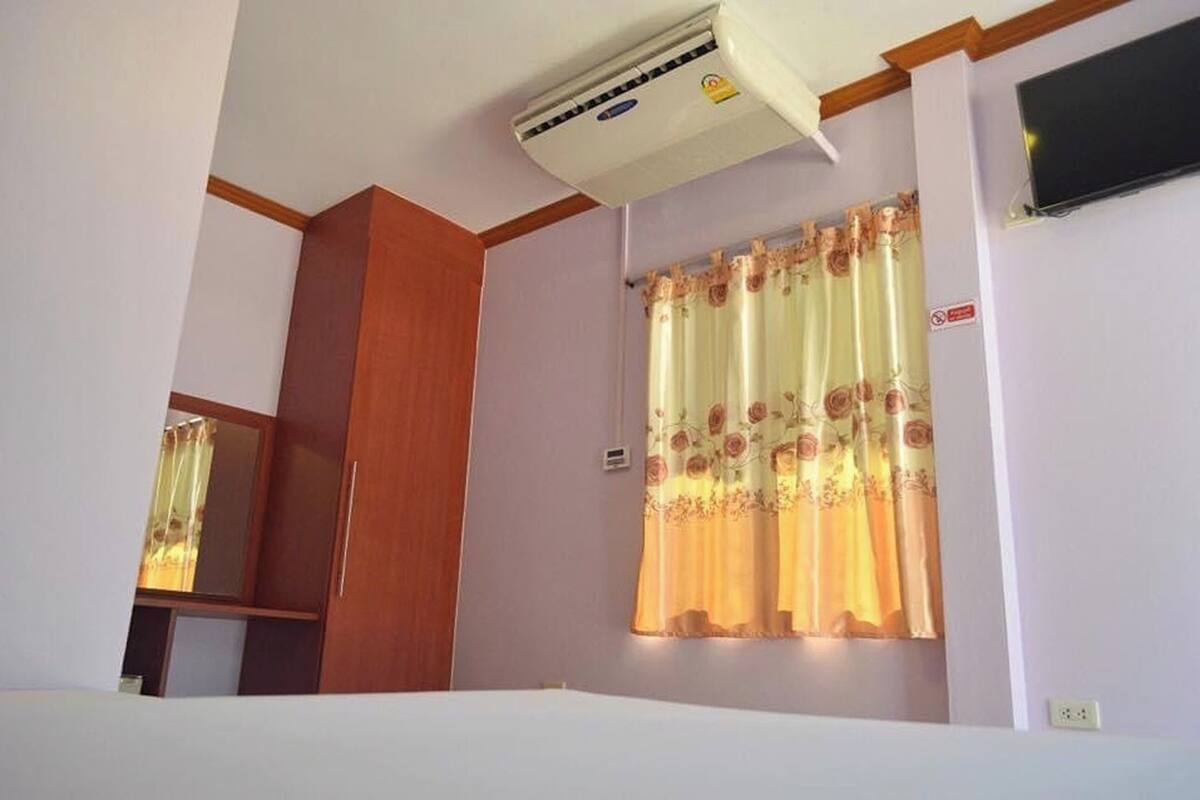 Meja kerja dan seprai linen
