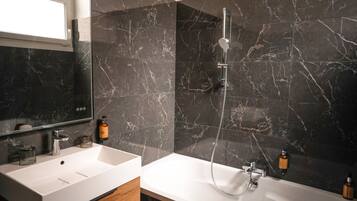 Chambre Double Exécutive | Salle de bain | Articles de toilette gratuits, sÚche-cheveux, serviettes fournies