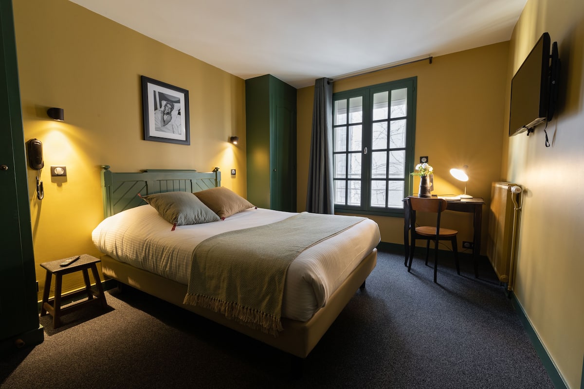 1 bedroom, premium bedding, desk, blackout curtains