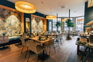 Desayuno buffet diario (EUR 15 por persona)