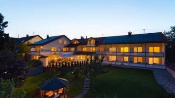 Fassade der Unterkunft – Abend/Nacht