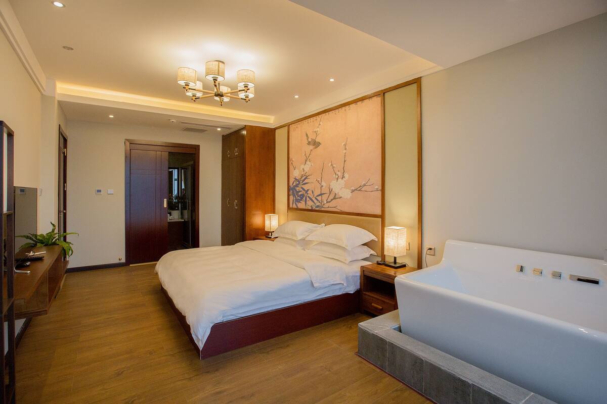 Suite | Premium bedding, desk, blackout curtains, iron/ironing board