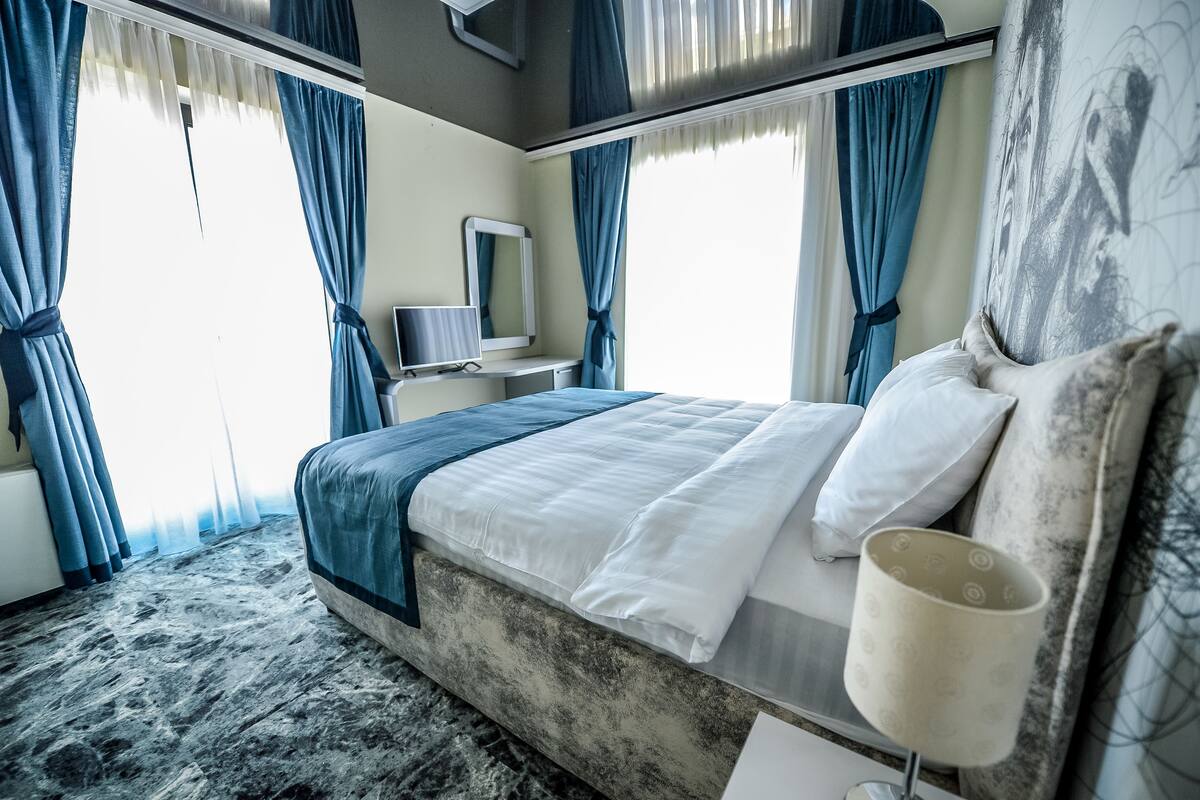 classic double room | minibar, in-room safe, desk, soundproofing