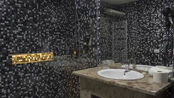 Habitación doble clásica | Lavabo en el baño
