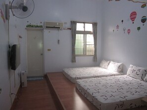 Desk, blackout drapes, free WiFi, bed sheets - Kaotai B&B (Luye)