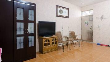 Standard Quadruple Room | Living area | TV