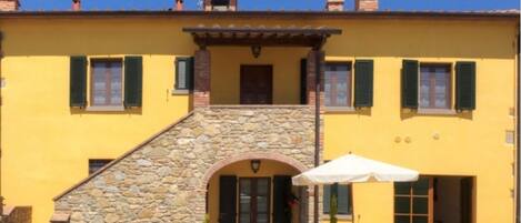 Fachada de la propiedad por la tarde o noche