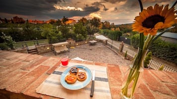 Apartment, 3 Bedrooms | Courtyard view