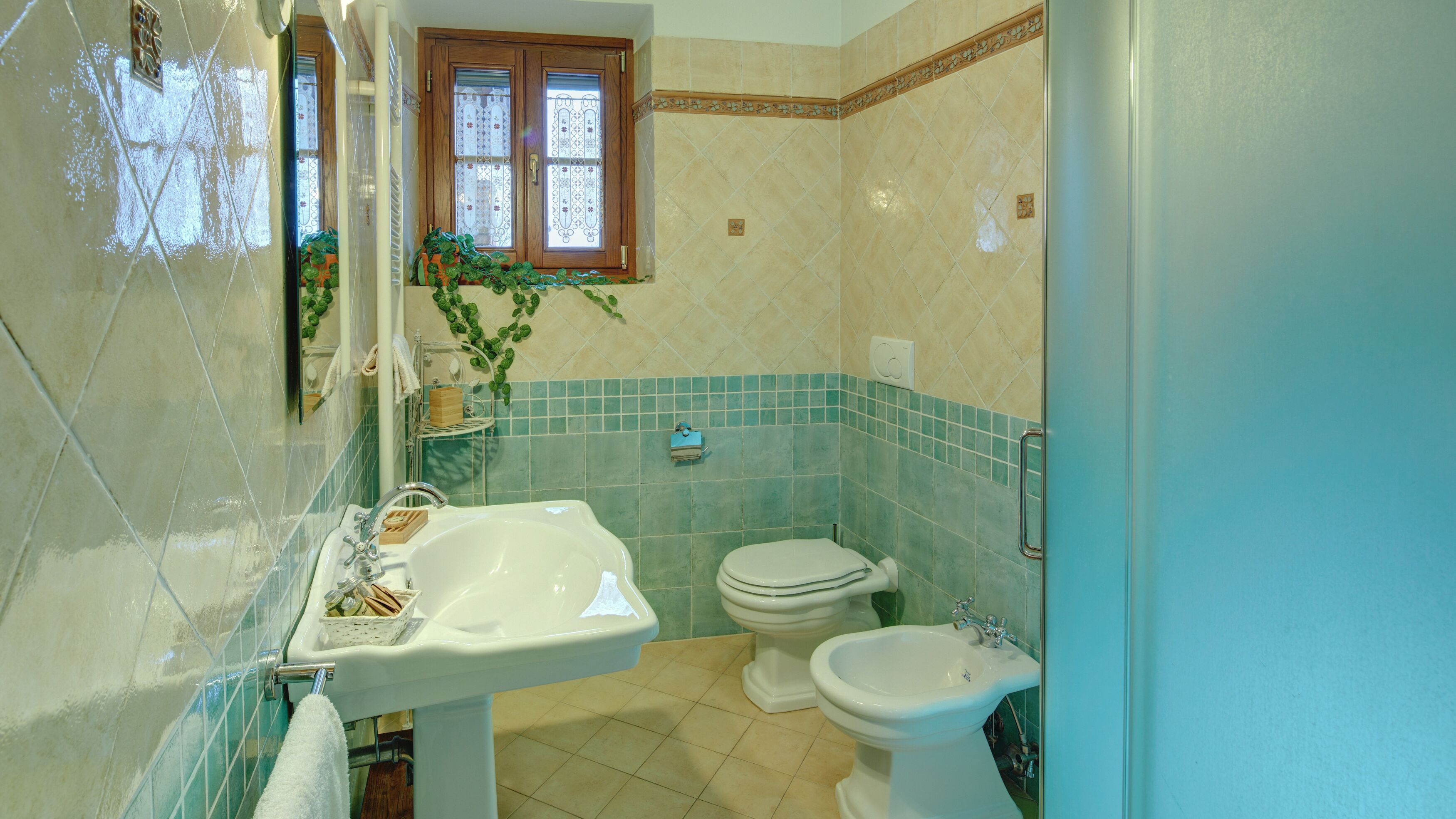 Ein Badezimmer mit Waschbecken, Toilette und Bidet.